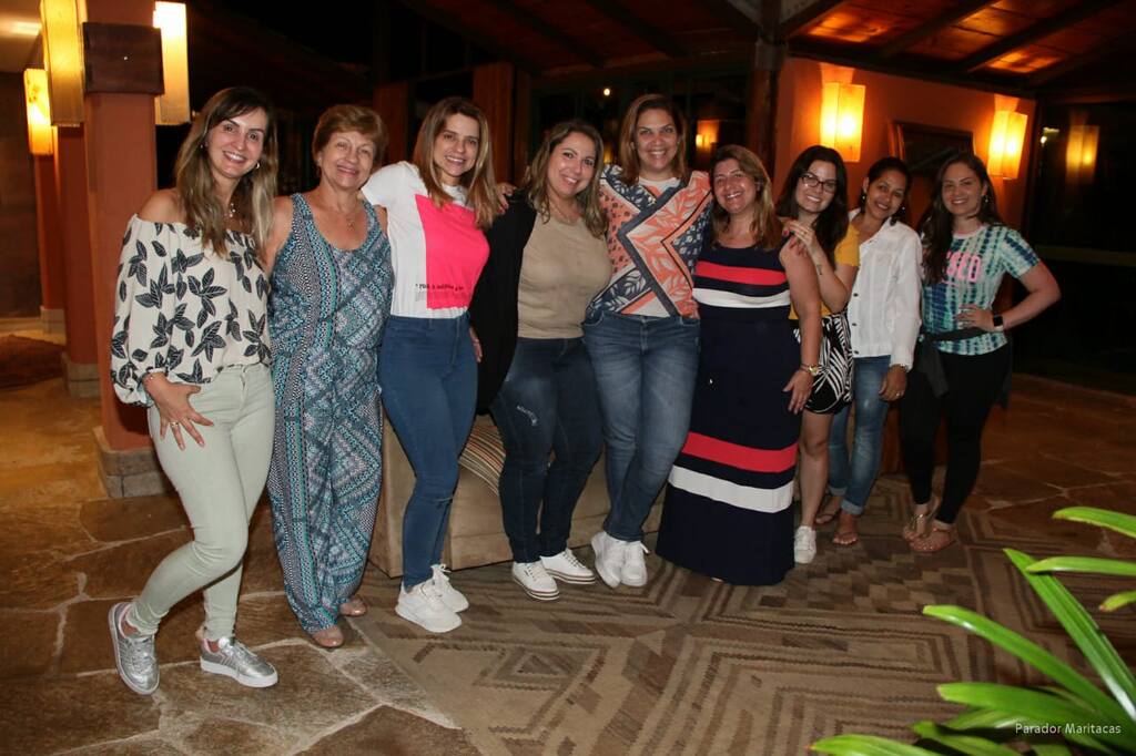 Grupo de amigas reunido em área interna do Parador Maritacas durante uma hospedagem entre amigos.