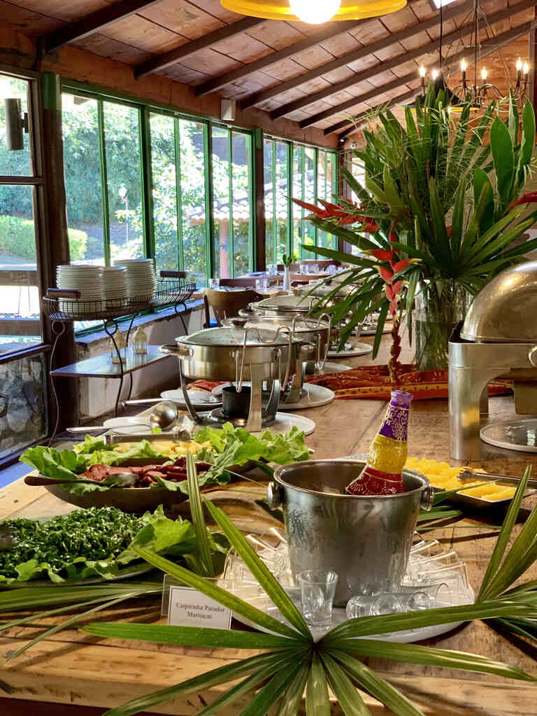 Buffet com pratos gourmet no restaurante do Parador Maritacas, hotel fazenda com gastronomia gourmet no RJ.