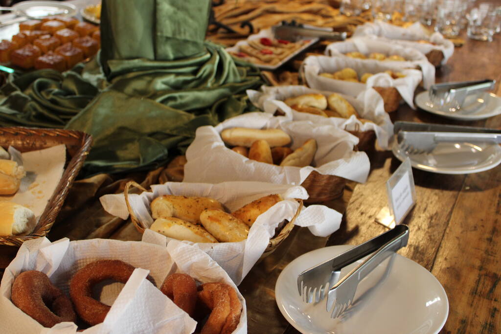 Café da manhã artesanal servido no Parador Maritacas, hotel fazenda com gastronomia gourmet no Rio de Janeiro