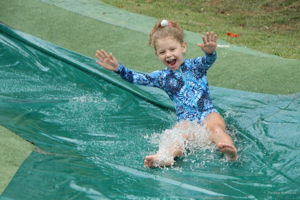 Criança se divertindo em atividade recreativa ao ar livre no Parador Maritacas, hotel fazenda com recreação infantil no Rio de Janeiro.