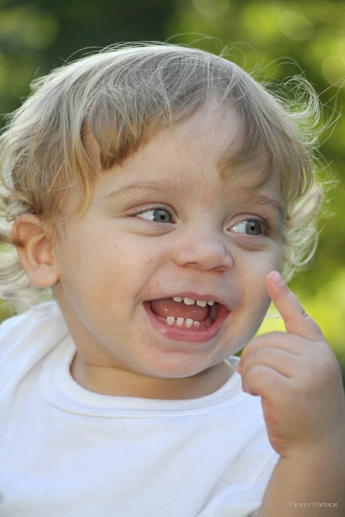 Criança sorrindo durante as atividades de recreação infantil no Parador Maritacas, hotel fazenda no Rio de Janeiro.