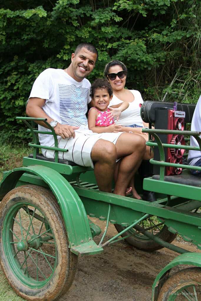 Família aproveitando passeio de charrete durante a estadia em hotel fazenda para família, cercada pela natureza.