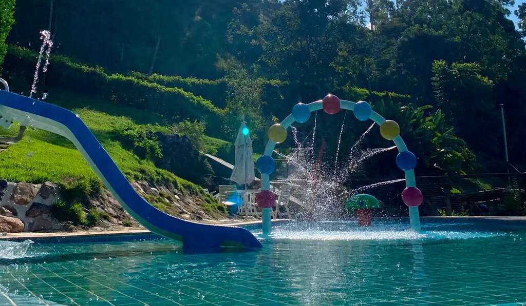 Piscina infantil com brinquedos aquáticos no melhor hotel fazenda do Rio de Janeiro