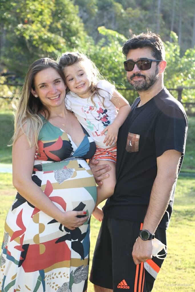 Família reunida em área verde do Parador Maritacas durante as férias, aproveitando momentos de lazer e contato com a natureza.