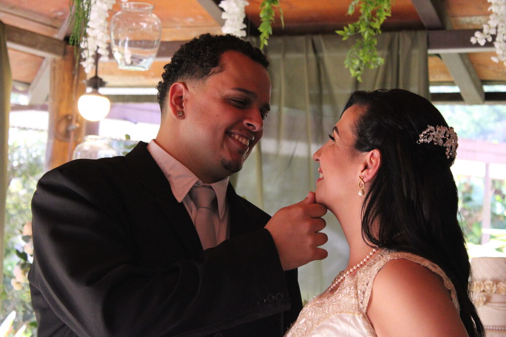 Casal celebra um momento especial durante uma viagem de descanso e reconexão em ambiente acolhedor.