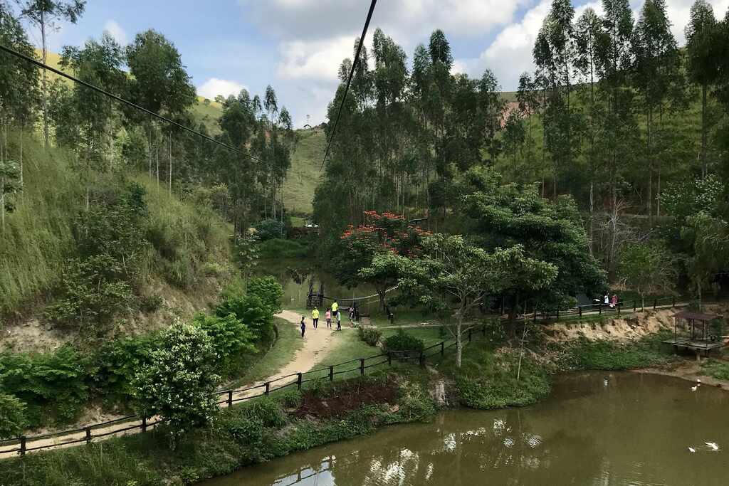 Tirolesa e trilha em meio à natureza no Hotel Fazenda Parador Maritacas, no Rio de Janeiro.