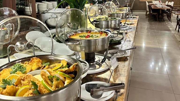 Buffet de pratos quentes no restaurante do Parador Maritacas, hotel fazenda no RJ com pensão completa.