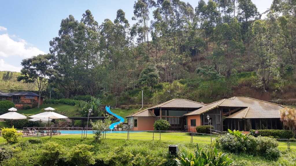 Hotel Fazenda Parador Maritacas cercado pela natureza, com piscina, área de lazer e paisagem verde.