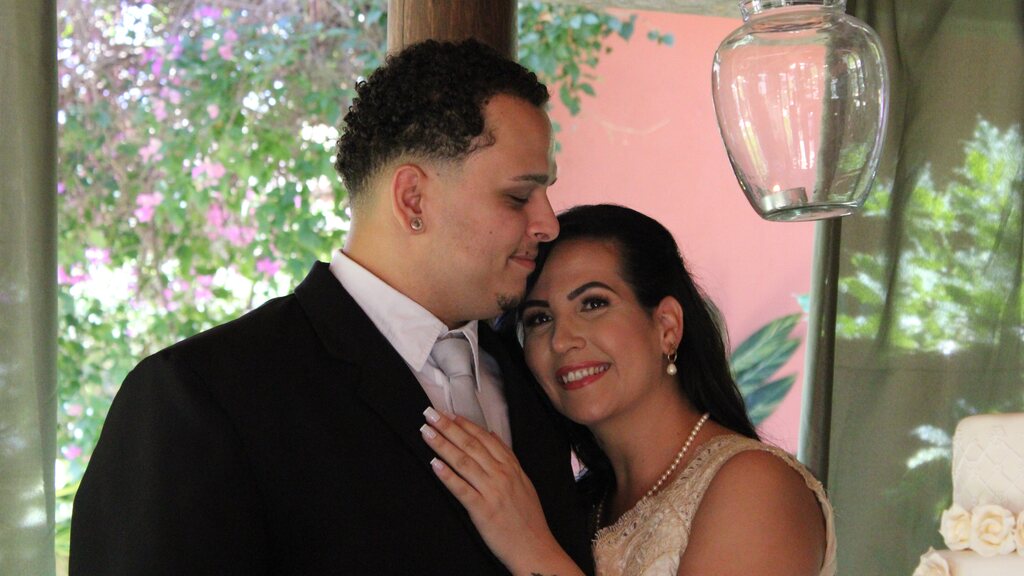 Casal de noivos em celebração no Parador Maritacas, em ambiente integrado à natureza e à hospedagem.