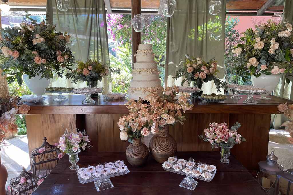 Decoração de casamento com bolo, flores e mesa de doces em espaço rústico e elegante do Hotel Fazenda Parador Maritacas.