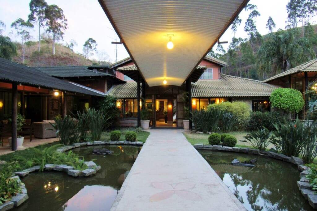 Entrada do Parador Maritacas com jardins, espelhos d’água e estrutura para receber grupos e eventos corporativos.
