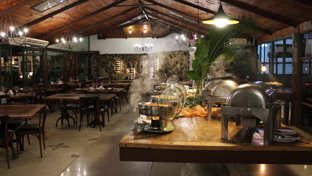 Restaurante do Parador Maritacas com buffet preparado para refeições durante confraternizações e eventos de empresas.